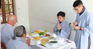 Mindful Eating (Meditation Meals) in meditation retreat Ninh Binh